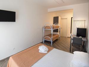Habitación con cama, escritorio y TV. en Bed And Breakfast - Lulugiù, en Lagonegro