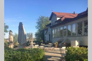 a patio with an umbrella and a building at Charmerende byhus i Præstø centrum in Præstø