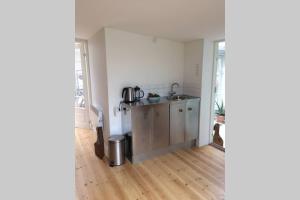 Charmerende byhus i Præstø centrum的厨房或小厨房