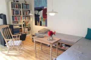 Charmerende byhus i Præstø centrum的休息区
