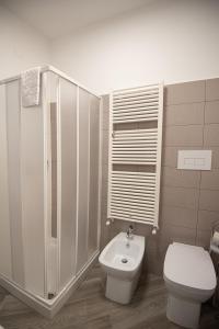 bagno con servizi igienici e lavandino di Bed And Breakfast - Lulugiù a Lagonegro