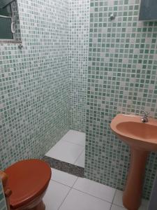uma casa de banho com um WC e um lavatório em Pousada Alojamento Fragoso em Itaguaí