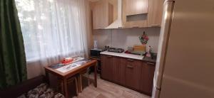 アドレルにあるApartment on Kazach'ya 58の小さなキッチン(テーブル、冷蔵庫付)
