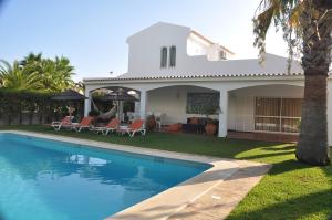 ein Haus mit einem Swimmingpool vor dem Haus in der Unterkunft Luxury 3 bedroom Villa with Private Pool in Cabanas de Tavira