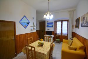 a living room with a table and a yellow couch at casa vacanze I GIRASOLI in Iglesias