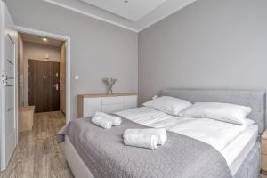 1 dormitorio con 1 cama grande y 2 toallas. en Apartament K2 Pułaskiego 1, en Toruń