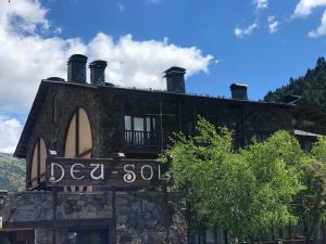 a building with a sign that reads de sol at Estudio reformado Vall d'Incles Grandvalira, 4 pers, max 2 adultos y 2 niños menores 12 años in Canillo