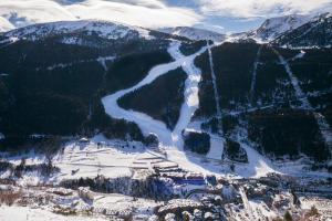 a view of a snowy mountain with a ski lift at Estudio reformado Vall d'Incles Grandvalira, 4 pers, max 2 adultos y 2 niños menores 12 años in Canillo