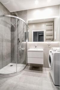 uma casa de banho com um lavatório e uma máquina de lavar roupa em Apartament K2 Pułaskiego 1 em Toruń