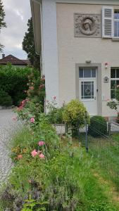 una casa con un giardino di fiori di fronte di Lilienmatt Apartments a Baden-Baden