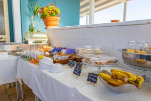 een tafel met bananen en ander voedsel erop bij L'Angulus Ridet in Porto Cesareo