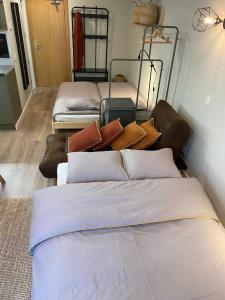 a room with three beds and pillows at Estudio reformado Vall d'Incles Grandvalira, 4 pers, max 2 adultos y 2 niños menores 12 años in Canillo