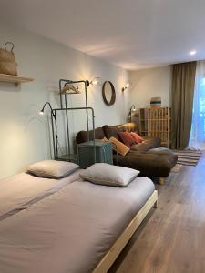 a living room with two beds and a couch at Estudio reformado Vall d'Incles Grandvalira, 4 pers, max 2 adultos y 2 niños menores 12 años in Canillo