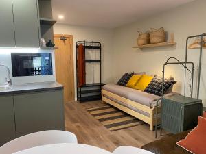 a living room with a couch in a kitchen at Estudio reformado Vall d'Incles Grandvalira, 4 pers, max 2 adultos y 2 niños menores 12 años in Canillo