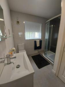 Ванная комната в HOMELY YELLOW BUNGALOW -Articlave-near Castlerock