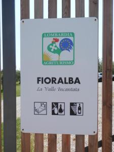 ein Schild auf einem Zaun, das florida für Wildtierorganisationen liest in der Unterkunft Agriturismo Fioralba in Polpenazze del Garda