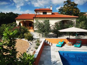 une villa avec une piscine et une maison dans l'établissement Villa Oasis Kostrena, à Kostrena