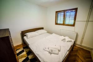 ein Schlafzimmer mit einem Bett mit zwei Handtüchern darauf in der Unterkunft NG Apartmani Tornik Zlatibor in Zlatibor