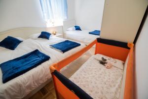 博維茨的住宿－Vila K29，一间卧室配有两张床,婴儿放在婴儿床内
