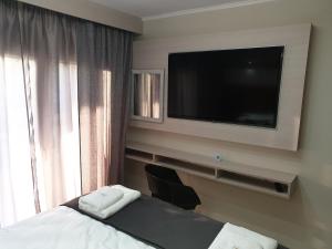 Habitación de hotel con cama y TV de pantalla plana. en luxrooms en Ofrínion