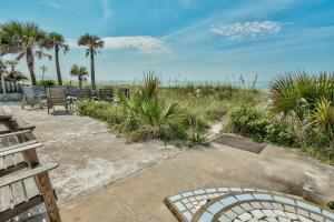 eine Terrasse mit Stühlen und Strandblick in der Unterkunft Sand Blast - Lovely Beachfront Home With Tons Of Space! in Panama City Beach