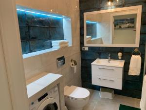 Kúpeľňa v ubytovaní Apartament Jantarowe Zacisze Blue + 26 fotografií