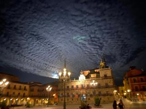 um céu nublado acima de um edifício à noite em Apartamentos Barrio Húmedo Catedral 2 em Leão
