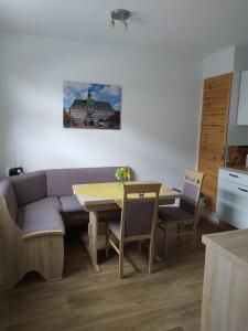 uma sala de estar com um sofá e uma mesa em Ferienhaus Middenmank em Emden