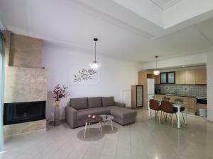 un salon avec un canapé et une table dans l'établissement Evris House 1, à Kavala