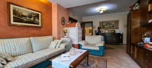 a living room with two couches and a table at B&B Isonzo in Turriaco