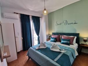 1 dormitorio con 2 camas y toallas. en Evris House 1, en Kavala