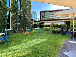 un patio con sillas y mesas y un edificio en Design & Wine Hotel, en Caminha