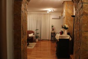 um corredor que leva a uma sala de estar com uma mesa em Apartments Grmaca em Trogir