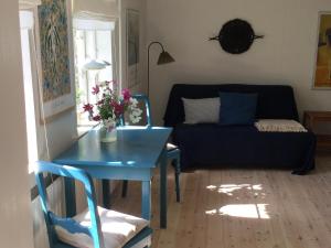 a living room with a blue table and a couch at Filippavej 80 in Vester-Skerninge