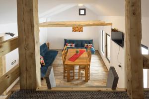 a tiny house with a table and a couch at Vila Mura in Topliţa