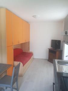 Cette petite chambre comprend un lit et une petite cuisine. dans l'établissement La Grolla, à Aoste