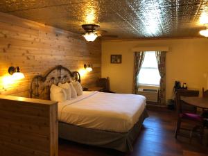 
a bedroom with a bed and a lamp at Best Western Route 66 Rail Haven in Springfield
