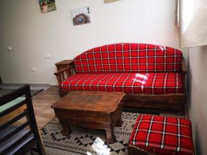 een woonkamer met een rode bank en een salontafel bij Apartments&Camping ZIP in Kremna