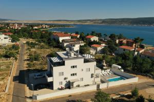 una vista aérea de una casa blanca con un cuerpo de agua en Villa Silver en Starigrad-Paklenica