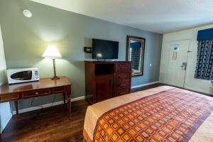 TV/trung tâm giải trí tại American Inn & Suites Russellville +23 ảnh