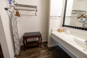 Bilik mandi di American Inn & Suites Russellville