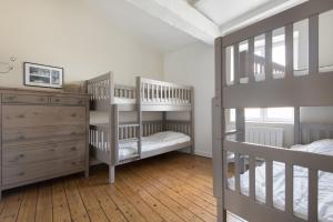 Un dormitorio con dos literas y una cómoda. en Maison Fleur-de-Sel, en Le Bois-Plage-en-Ré