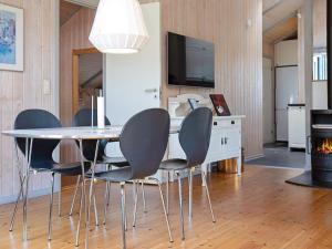 mesa de comedor con sillas y TV en 6 person holiday home in V ggerl se, en Bøtø By