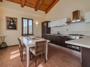 una cucina con tavolo e sedie in una stanza di Belvilla by OYO Valdalto a Piandimeleto