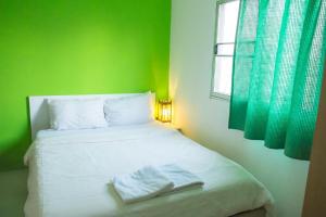 Ein Bett oder Betten in einem Zimmer der Unterkunft Rainforest Guest House