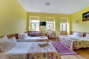 Habitación de hotel con 2 camas y mesa en In Astra en Vilna