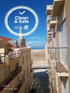 ein Schild, das sauber und sicher neben einigen Gebäuden liest in der Unterkunft SBT Sun Beach Terrace "The best house" in Figueira da Foz