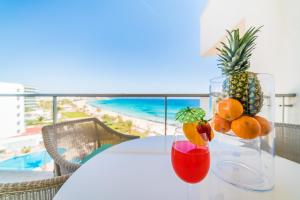 uma mesa branca com um vaso de fruta sobre ela em Sa Maniga 6G em Cala Millor