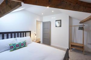 - une chambre dotée d'un lit blanc avec un oreiller dans l'établissement Host & Stay - Cornerhouse Apartments, à Saltburn-by-the-Sea