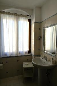y baño con lavabo y espejo. en Casa Vacanze Campo d'Arco, en Nocera Umbra